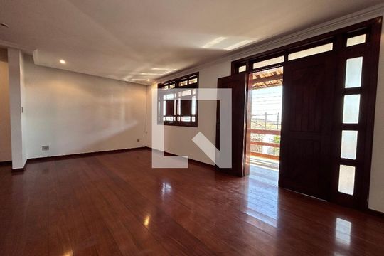 Casa à venda com 5 quartos, 360m² em Serrano, Belo Horizonte