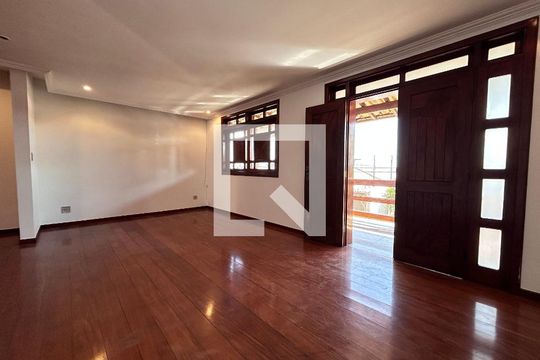 Casa à venda com 5 quartos, 360m² em Serrano, Belo Horizonte