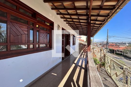 Casa à venda com 5 quartos, 360m² em Serrano, Belo Horizonte