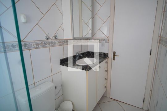 Banheiro da Suíte de apartamento para alugar com 3 quartos, 94m² em Passo D’areia, Porto Alegre
