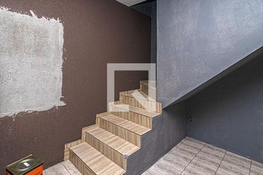 Escada de casa para alugar com 2 quartos, 60m² em Jardim Patente Novo, São Paulo