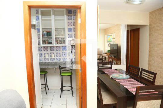 Detalhe da sala e porta da cozinha de apartamento à venda com 2 quartos, 70m² em Alto da Glória, Goiânia