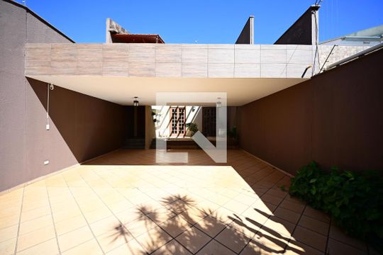 Casa para alugar com 4 quartos, 240m² em Nova Suiça, Goiânia