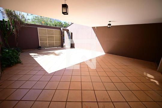 Casa para alugar com 4 quartos, 240m² em Nova Suiça, Goiânia