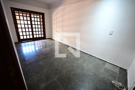 Casa para alugar com 4 quartos, 240m² em Nova Suiça, Goiânia