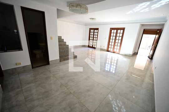 Casa para alugar com 4 quartos, 240m² em Nova Suiça, Goiânia