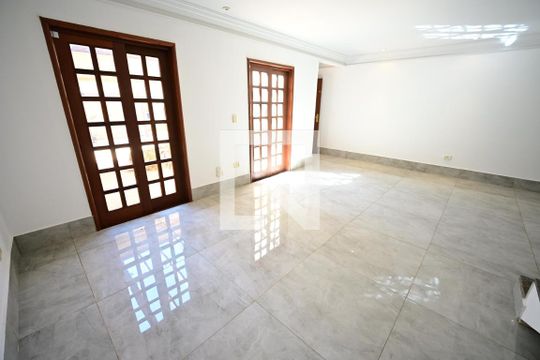 Casa para alugar com 4 quartos, 240m² em Nova Suiça, Goiânia