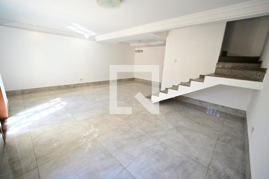 Casa para alugar com 4 quartos, 240m² em Nova Suiça, Goiânia