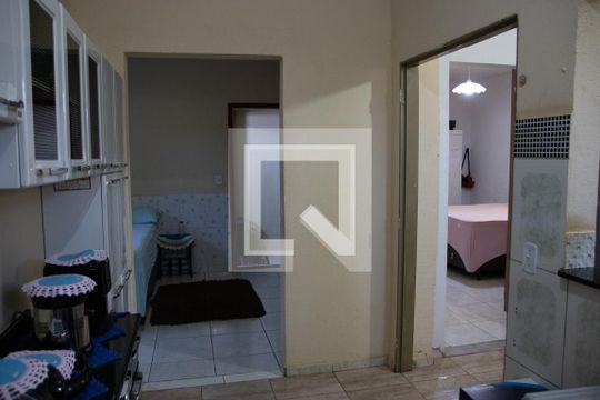 Cozinha 01 de casa à venda com 3 quartos, 240m² em Parque Tremendao, Goiânia