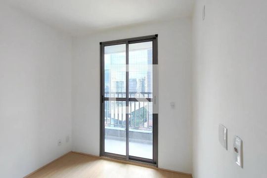 Parede branca com janela de vidro e vista para a cidade. de apartamento à venda com 3 quartos, 69m² em Santo Cristo, Rio de Janeiro