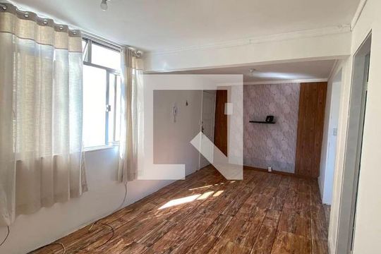 Sala de apartamento para alugar com 1 quarto, 42m² em Brás de Pina, Rio de Janeiro