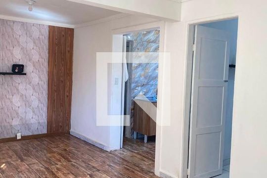 Sala de apartamento para alugar com 1 quarto, 42m² em Brás de Pina, Rio de Janeiro
