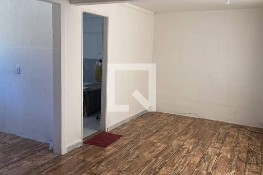 Sala de apartamento para alugar com 1 quarto, 42m² em Brás de Pina, Rio de Janeiro