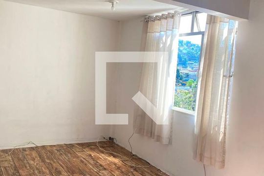 Sala de apartamento para alugar com 1 quarto, 42m² em Brás de Pina, Rio de Janeiro