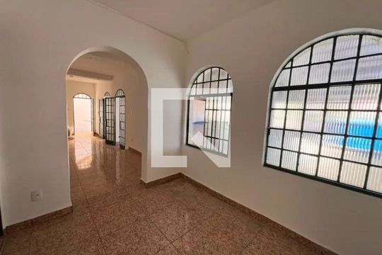 Corredor de casa para alugar com 4 quartos, 180m² em Cachoeirinha, Belo Horizonte