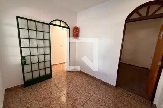 Sala de casa para alugar com 4 quartos, 180m² em Cachoeirinha, Belo Horizonte