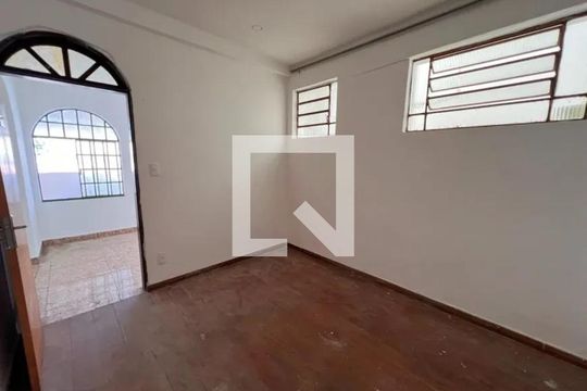 Quarto de casa para alugar com 4 quartos, 180m² em Cachoeirinha, Belo Horizonte