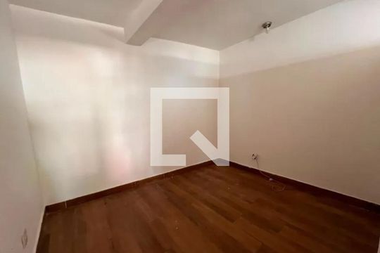 Quarto de casa para alugar com 4 quartos, 180m² em Cachoeirinha, Belo Horizonte
