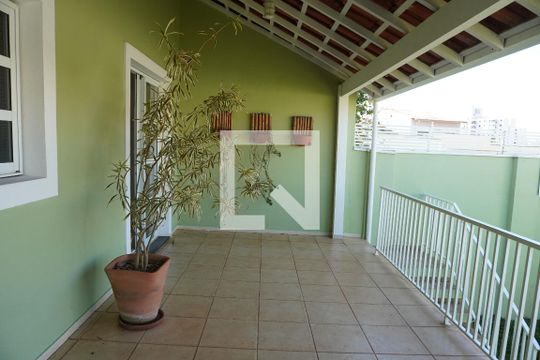 Varanda de casa de condomínio para alugar com 3 quartos, 150m² em Jardim Bandeirantes, São Carlos