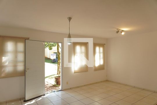Sala de casa de condomínio para alugar com 3 quartos, 150m² em Jardim Bandeirantes, São Carlos