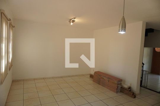 Sala de casa de condomínio para alugar com 3 quartos, 150m² em Jardim Bandeirantes, São Carlos