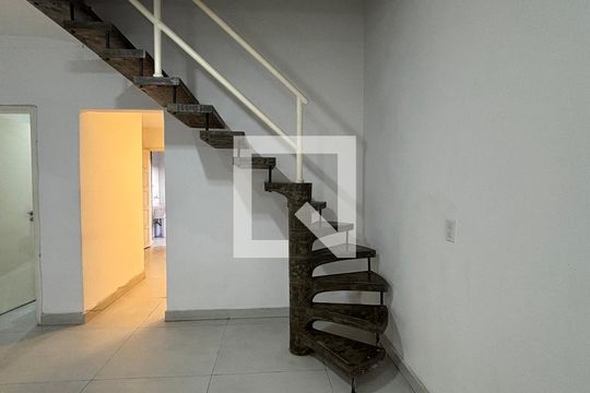 Escada de casa para alugar com 2 quartos, 130m² em Mirandópolis, São Paulo