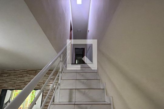 Escadas de casa para alugar com 2 quartos, 80m² em Itatiaia, Duque de Caxias