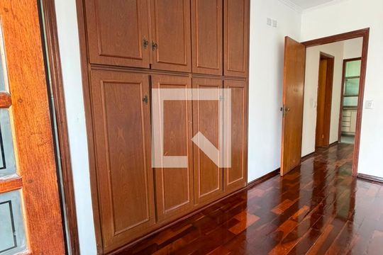 Quarto de casa à venda com 4 quartos, 187m² em Pinheirinho, Santo André
