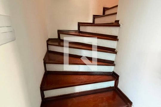 Escada de casa à venda com 4 quartos, 187m² em Pinheirinho, Santo André