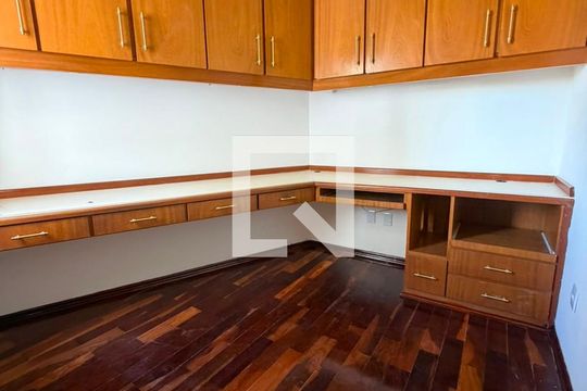 Quarto de casa à venda com 4 quartos, 187m² em Pinheirinho, Santo André