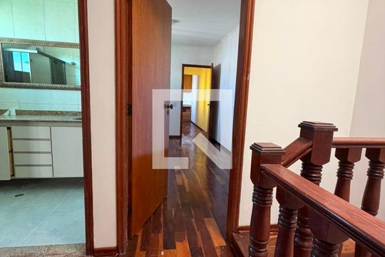 Corredor de casa à venda com 4 quartos, 187m² em Pinheirinho, Santo André