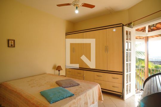 Quarto 1 de casa de condomínio para alugar com 5 quartos, 378m² em Flamengo, Maricá