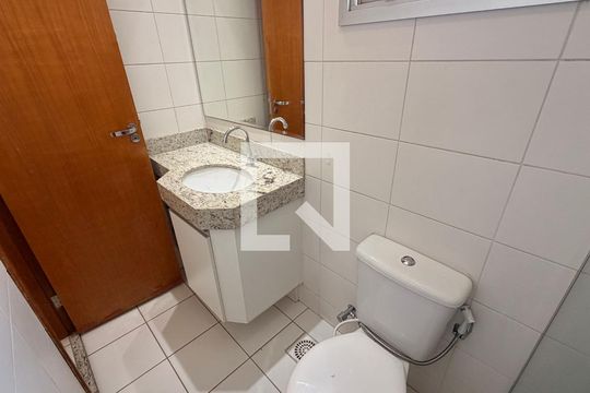 Banheiro da Suíte de apartamento para alugar com 2 quartos, 72m² em Parque Amazonia, Goiânia