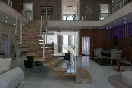 Sala de casa para alugar com 6 quartos, 600m² em Jardim Indaia, Embu das Artes