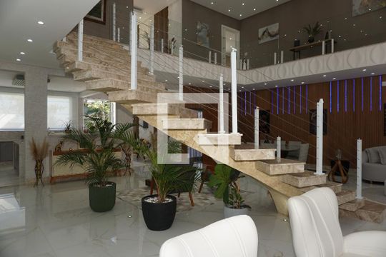 Sala de casa para alugar com 6 quartos, 600m² em Jardim Indaia, Embu das Artes