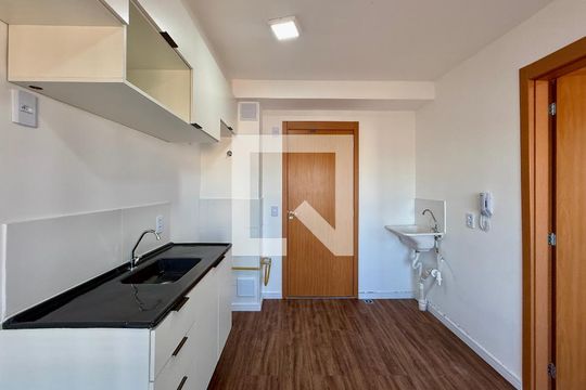 Cozinha  de apartamento para alugar com 1 quarto, 24m² em Vila das Belezas, São Paulo