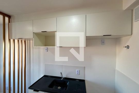 Cozinha  de apartamento para alugar com 1 quarto, 24m² em Vila das Belezas, São Paulo