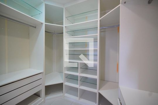 Closet da suíte de apartamento para alugar com 3 quartos, 139m² em Campinas, São José