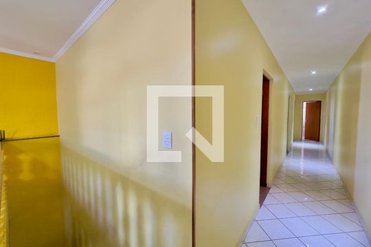 Corredor  de casa à venda com 6 quartos, 223m² em Jardim Leda, Guarulhos