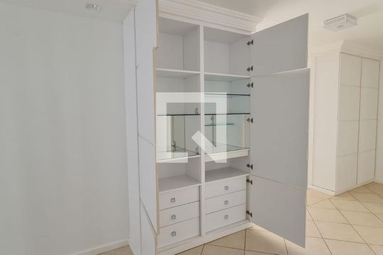 Quarto de casa de condomínio à venda com 4 quartos, 365m² em Loteamento Alphaville Campinas, Campinas