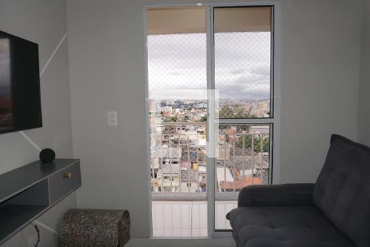 Sala de apartamento para alugar com 2 quartos, 50m² em Jardim Elizabete, Embu das Artes