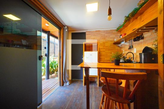 Sala/Cozinha de kitnet/studio para alugar com 1 quarto, 30m² em Barra da Lagoa, Florianópolis