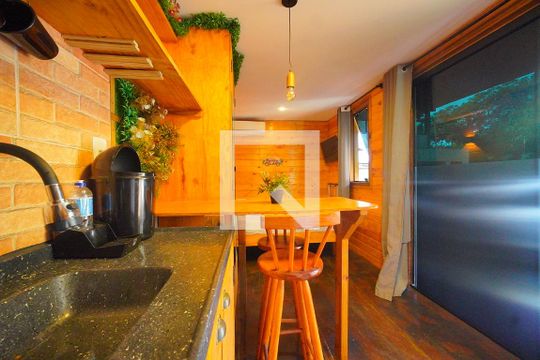 Sala/Cozinha de kitnet/studio para alugar com 1 quarto, 30m² em Barra da Lagoa, Florianópolis
