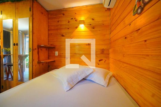 Sala/Quarto de kitnet/studio para alugar com 1 quarto, 30m² em Barra da Lagoa, Florianópolis