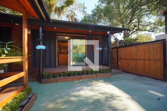 Área externa de kitnet/studio para alugar com 1 quarto, 30m² em Barra da Lagoa, Florianópolis