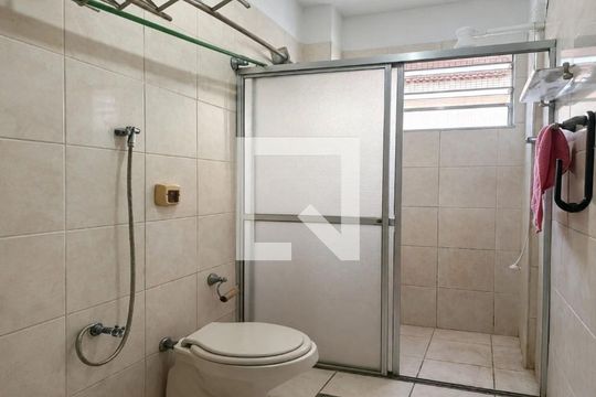 Banheiro de apartamento para alugar com 1 quarto, 65m² em Vila Valenca, São Vicente
