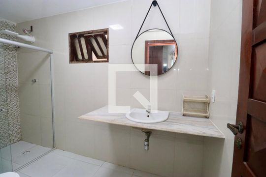 Banheiro de casa de condomínio para alugar com 1 quarto, 70m² em São Cristóvão, Salvador