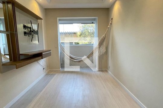 Sala de apartamento à venda com 3 quartos, 60m² em Conjunto Promorar Raposo Tavares, São Paulo