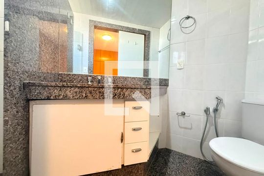 Banheiro da Suíte de apartamento para alugar com 2 quartos, 71m² em Santa Efigênia, Belo Horizonte
