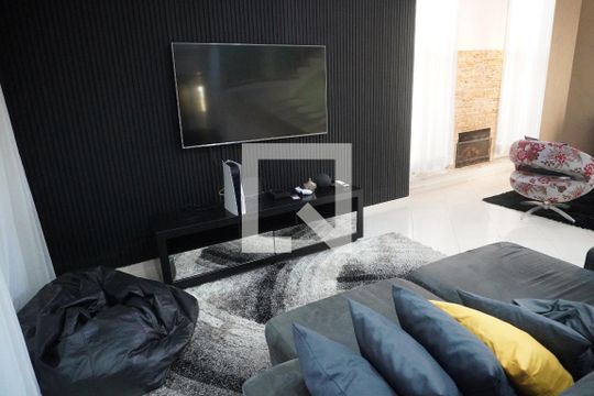 Sala de TV de casa de condomínio à venda com 3 quartos, 490m² em Tarumã, Barueri
